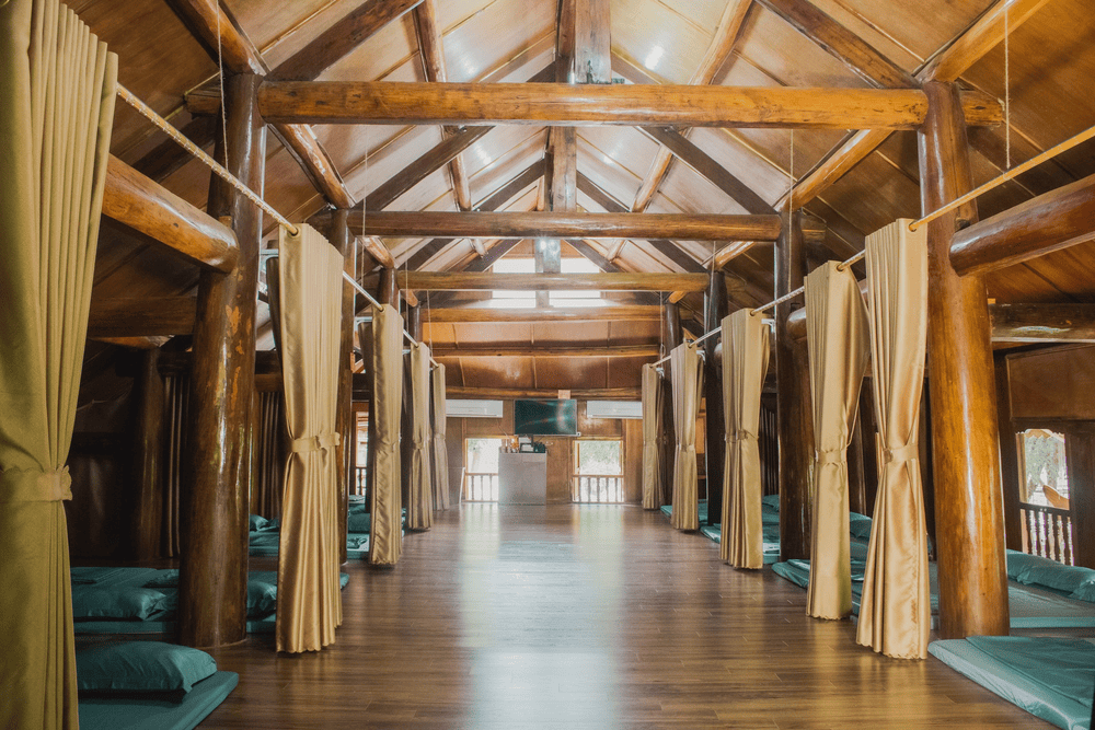 Nh&agrave; s&agrave;n truyền thống với thiết kế h&ograve;a m&igrave;nh v&agrave;o kh&ocirc;ng gian (Nguồn: Fanpage Khu du lịch sinh th&aacute;i Thung Nham - Ninh B&igrave;nh)